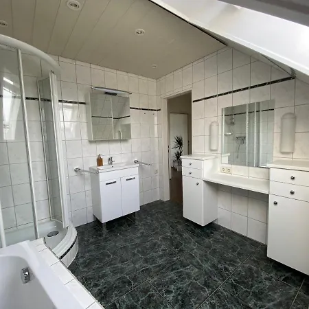 Moderne In Stadtnaher, Dennoch Ruhiger Lage Lägenhet